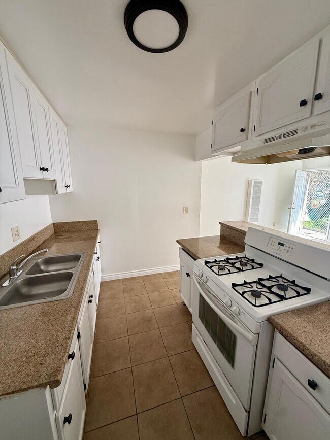 Building Photo - 16615 S Denver Ave