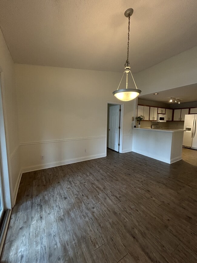 Building Photo - 104 Breezewood Dr