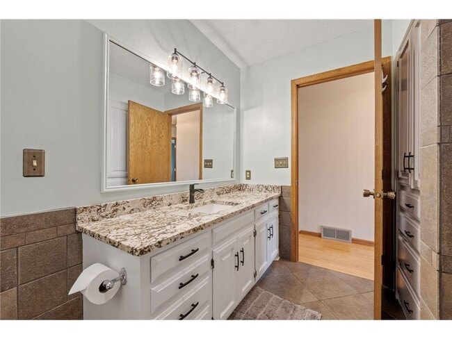 Building Photo - 1008 3rd St NE