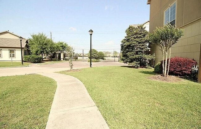 Building Photo - 3518 Clearview Cir