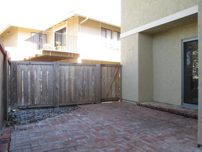 Building Photo - 3BR/1.5BA Townhome in Playmor La Jolla Com...