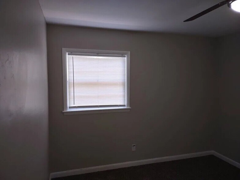 Building Photo - 1630 Edgechester Ave