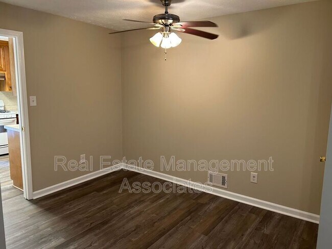 Building Photo - 604 N Pine Hill Rd