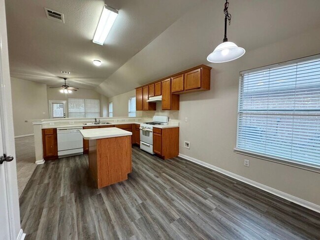 Building Photo - One-story brick home in popular Stoneridge Subdivision!