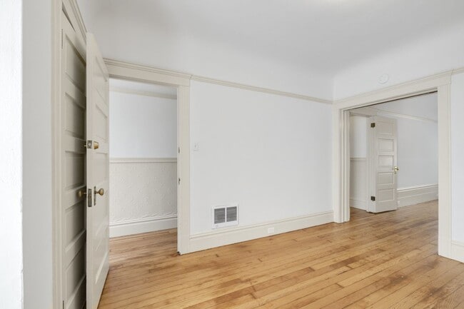 Building Photo - Large, pet friendly 2BR with hardwood floors and laundry in unit