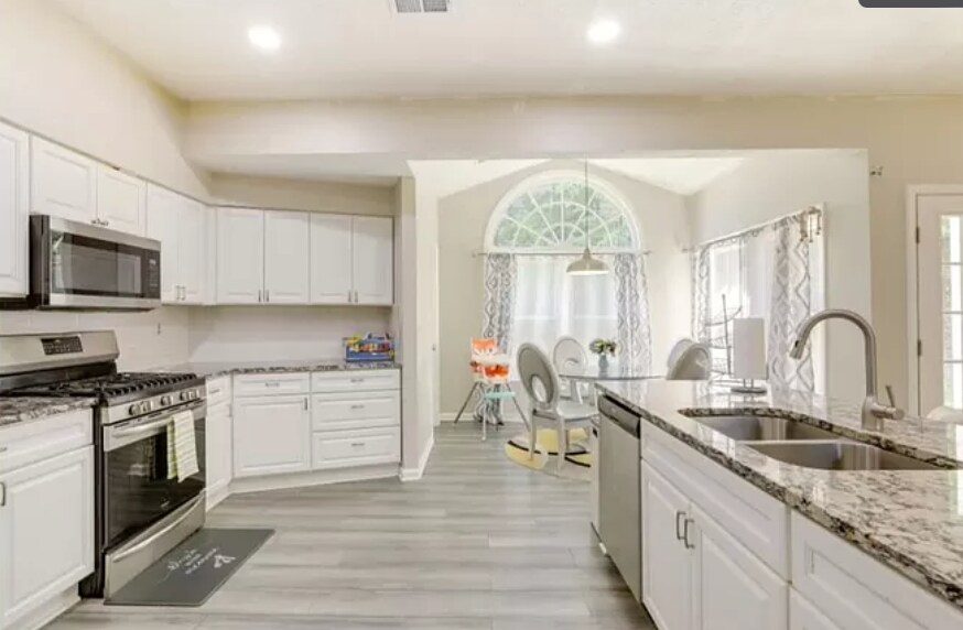 Building Photo - Room in Single Family Home on Woodstone Dr