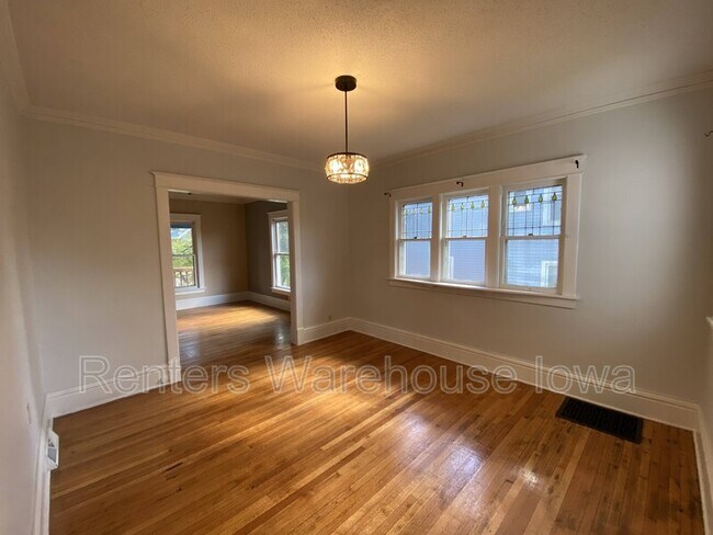 Building Photo - 1622 E 8th St