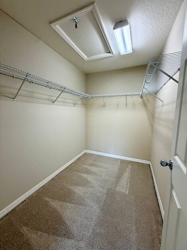 Building Photo - 3 BEDROOM 2.5 BATHROOM 1 CAR GARAGE IN PIN...