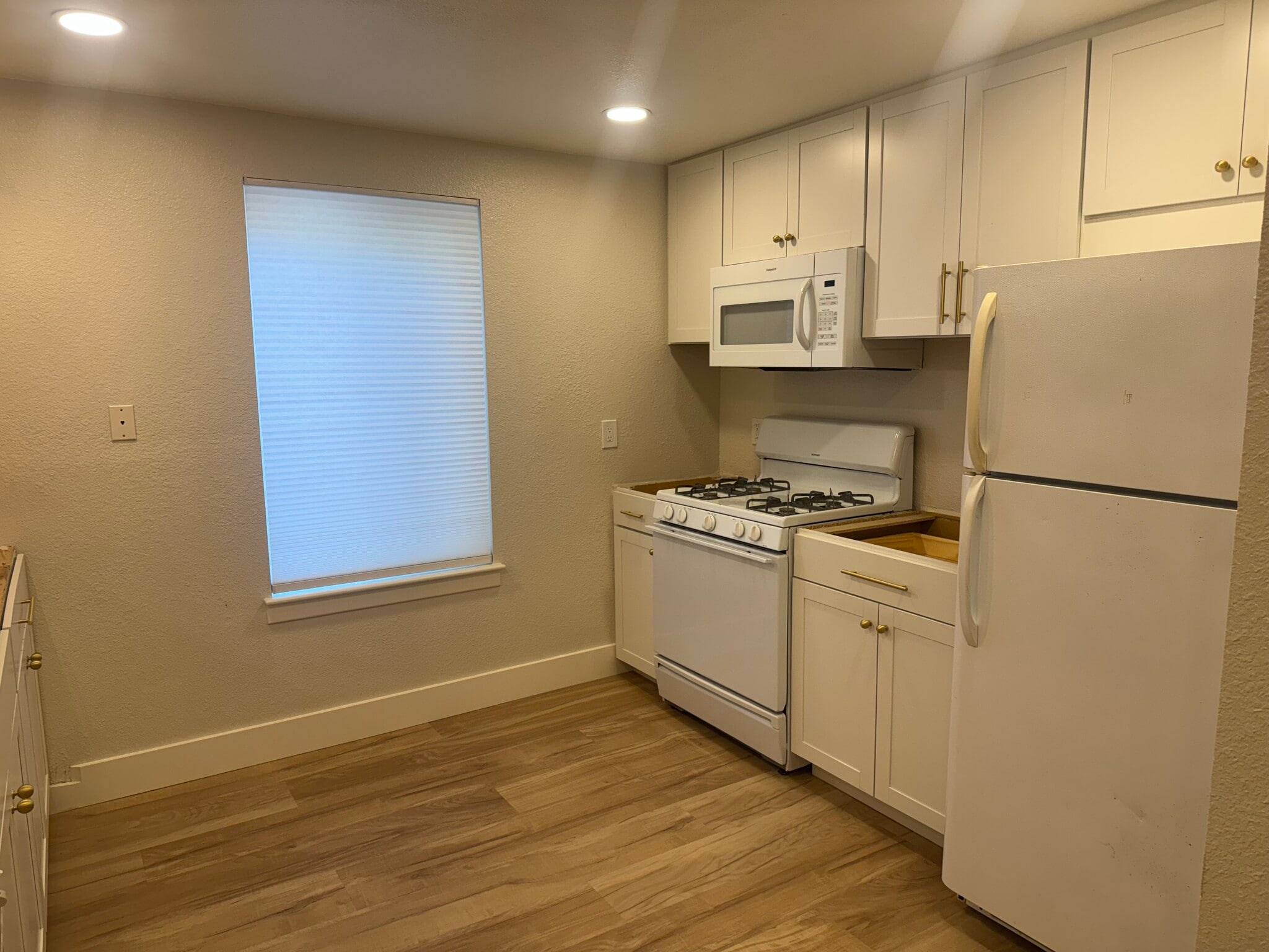 Kitchen (quartz countertop install in 2 days) - 927 Stewart St