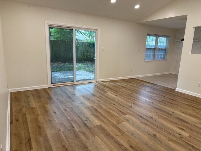 Building Photo - 112 Teal Lake Dr