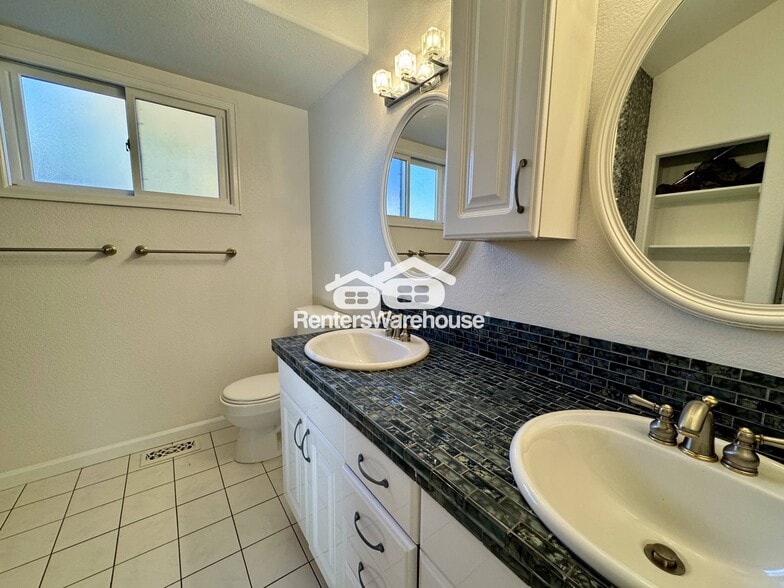 Building Photo - 1280 Van Gordon St