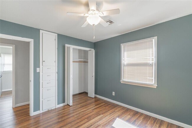 Building Photo - 718 Highland Pkwy