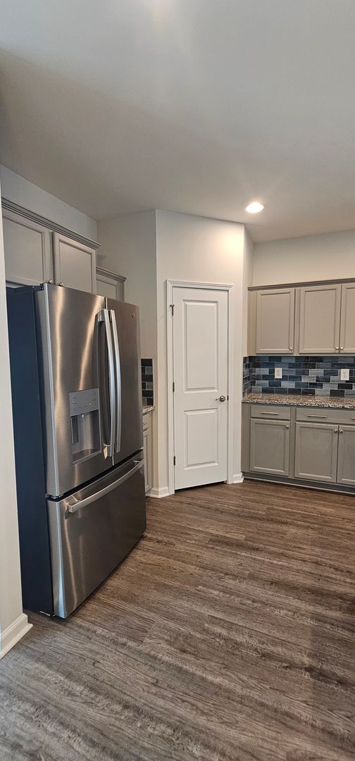 Building Photo - Live where charm meets convenience-Glenmoo...