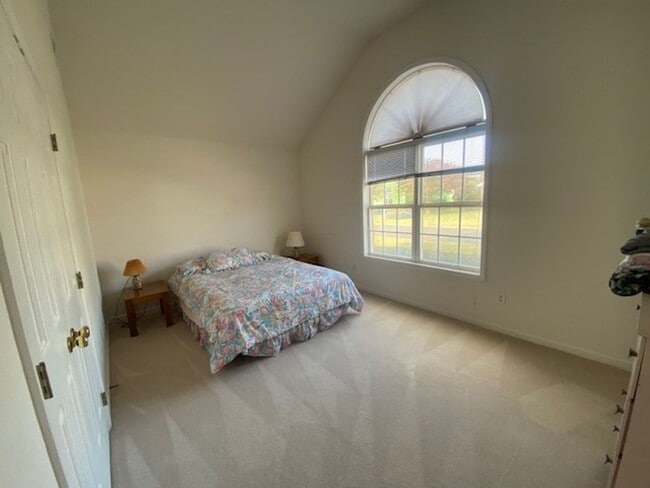 Building Photo - Introducing a charming 3-bedroom, 2-bathro...