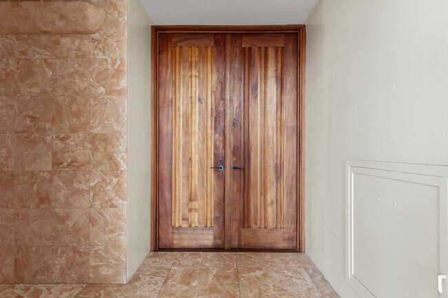 Building Photo - 555 University Ave