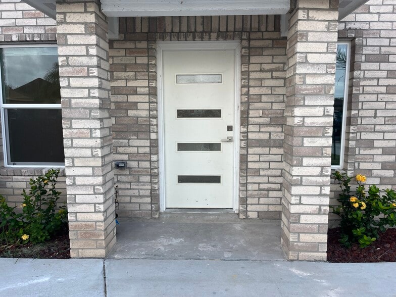 Building Photo - 2160 Alexandra Ct