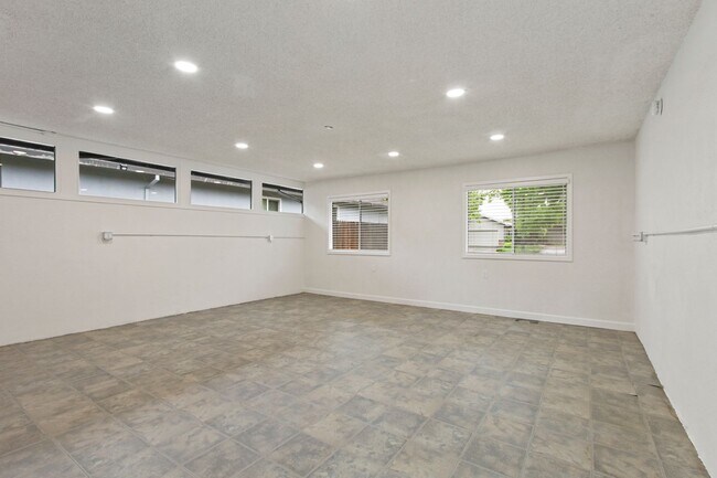 Building Photo - Central Davis 3/2 Mid Modern