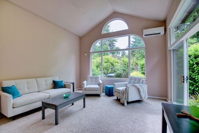 Building Photo - Lovely Clinton Home with Great Light and P...