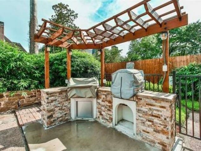 Building Photo - 20115 Echo Falls Dr