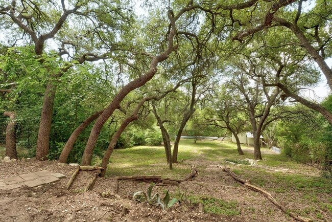 Building Photo - 1928 Holly Hill Dr