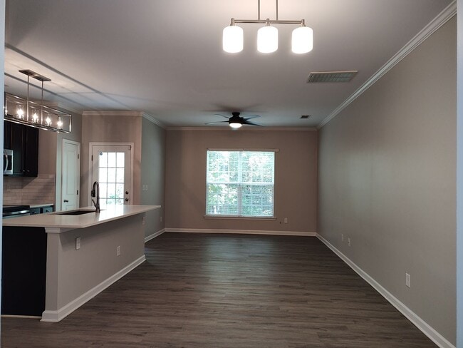 Building Photo - Beautiful Townhome in Berkshire!
