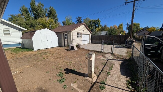 Building Photo - 2015 Bradley Ave
