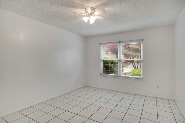 Building Photo - 8421 Echo Creek Ln