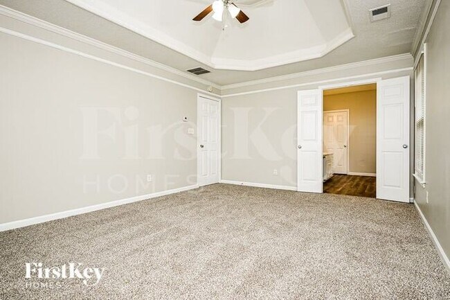 Building Photo - 304 Regal Way E
