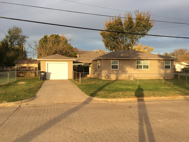 Building Photo - Recently remodeled home close to the park