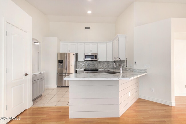 Building Photo - 8338 W Paradise Dr