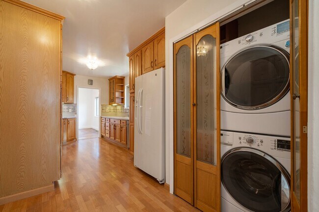 Building Photo - Spacious Two Story Albany Home Two Blocks ...