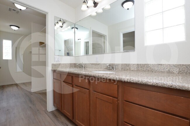 Building Photo - 3225 E Earll Dr
