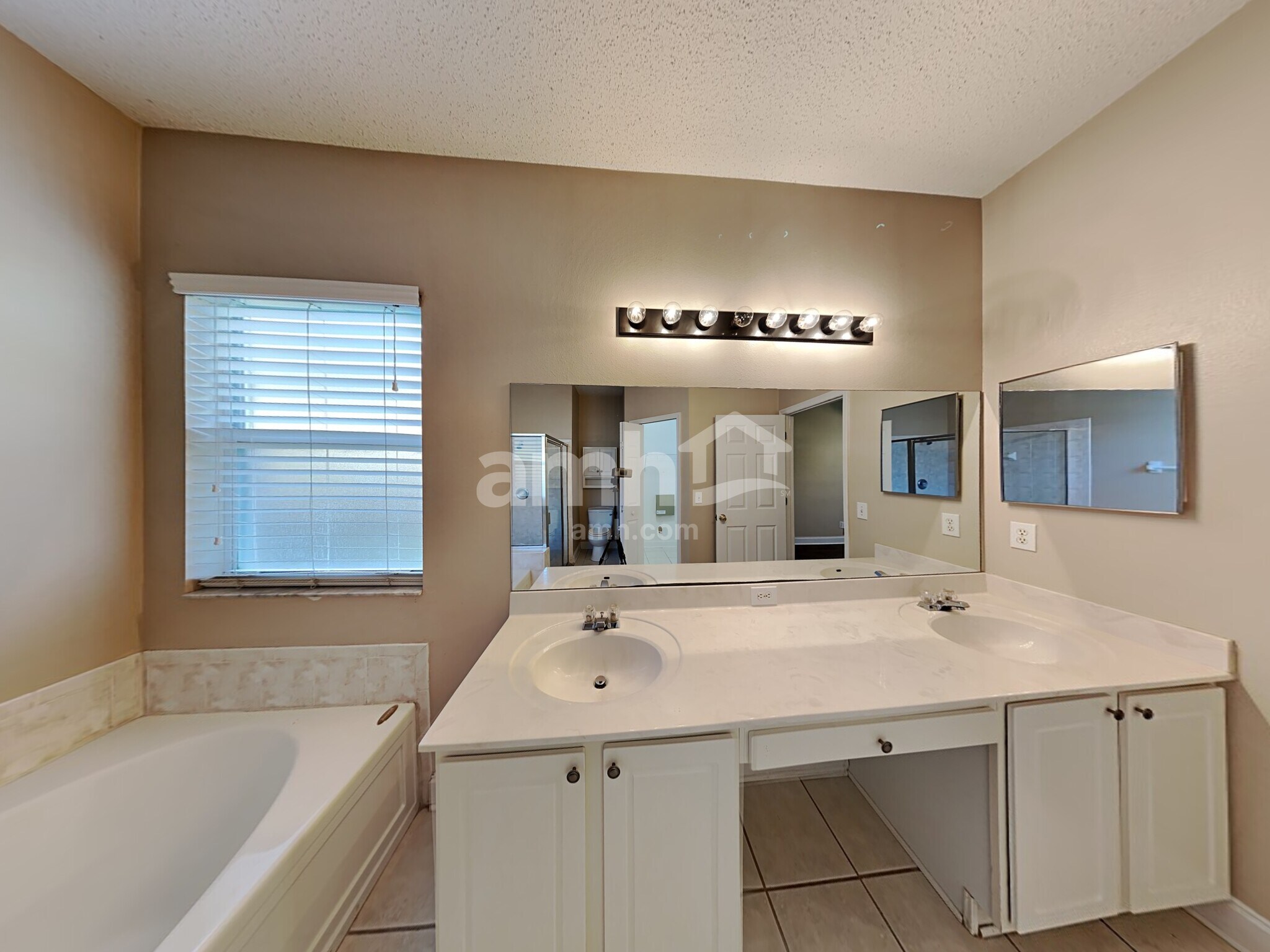 Building Photo - 10318 Goldenbrook Way