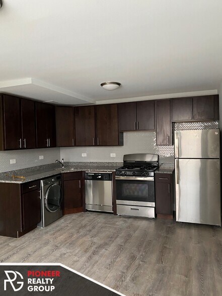 Building Photo - 711 W Brompton Ave