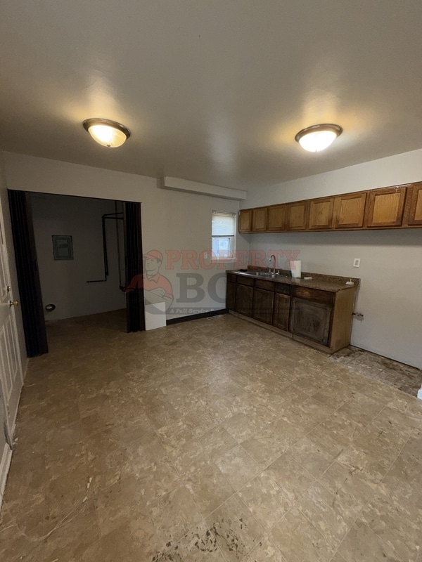 Building Photo - 816 E 35th Ct