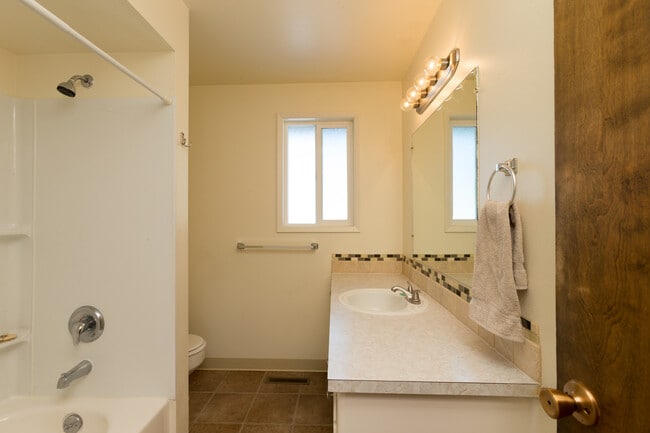 Building Photo - Modern Duplex for rent near Wandermere