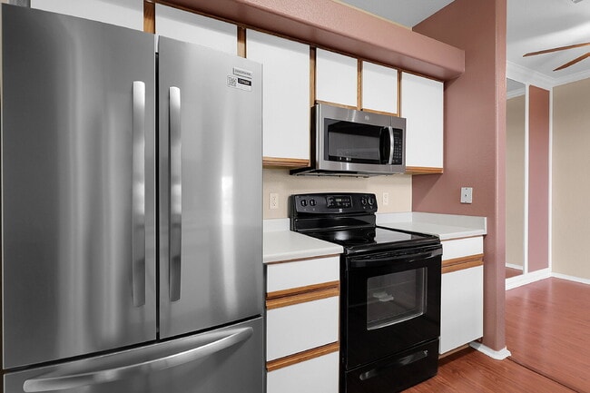 Building Photo - $2,045.00, 2 bed, 1 .5 bath located in Aur...