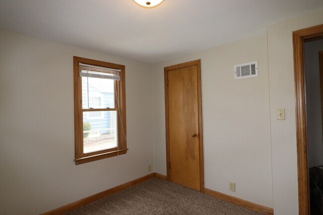 Building Photo - Refurbished 4-Bedroom Home