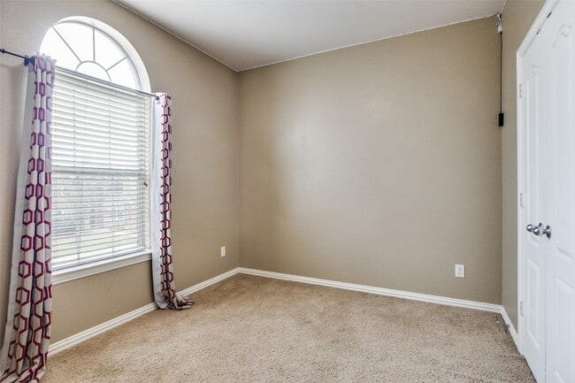 Building Photo - 917 Ozark Dr