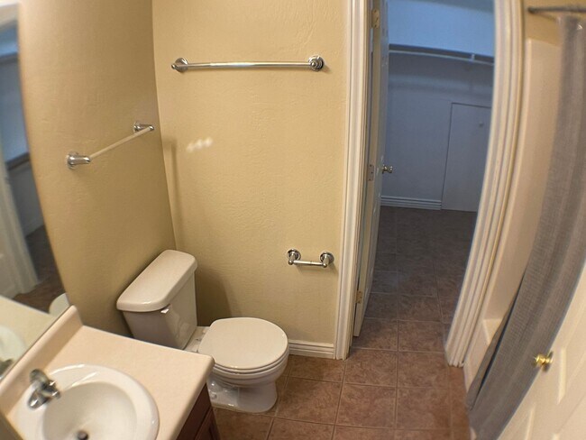 Building Photo - AVAILABLE NOW! | Townhouse in University h...