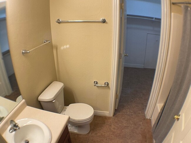 Building Photo - AVAILABLE NOW! | Townhouse in University heights