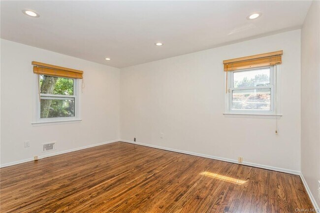 Building Photo - 2 Merion Dr