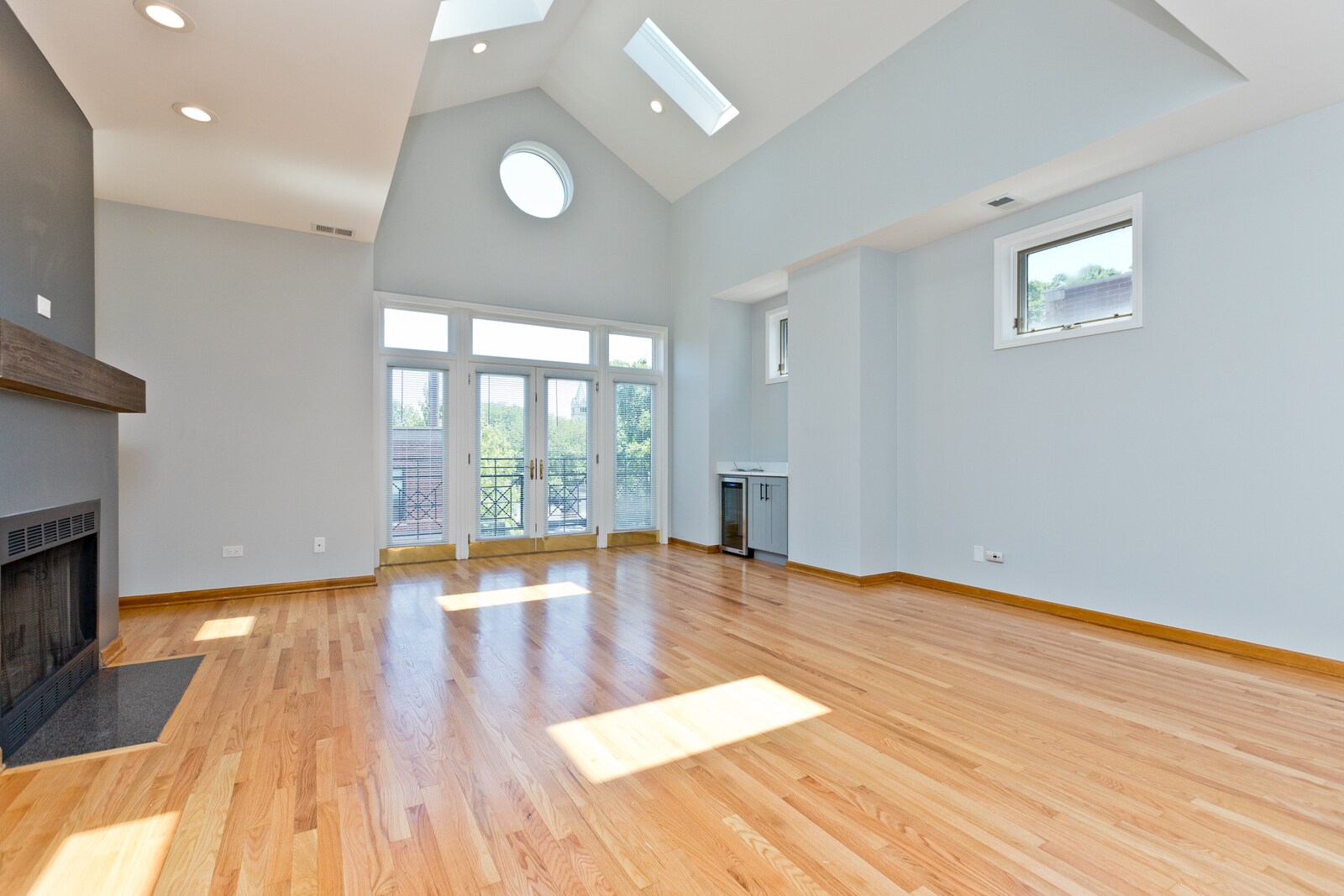 Building Photo - 2336 N Greenview Ave