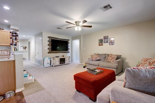 Building Photo - 450 Carriage Way