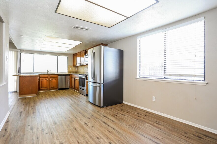 Building Photo - 4141 Yellowleaf Dr