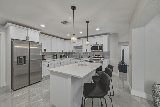 Building Photo - 632 Las Palmas Park
