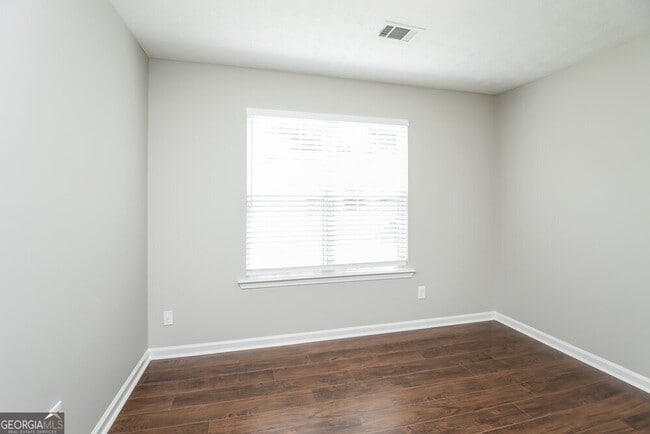 Building Photo - 480 Cedarhurst Rd