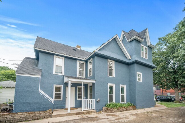 Building Photo - 3BR/1 Bath Lower Level Duplex in Northeast...