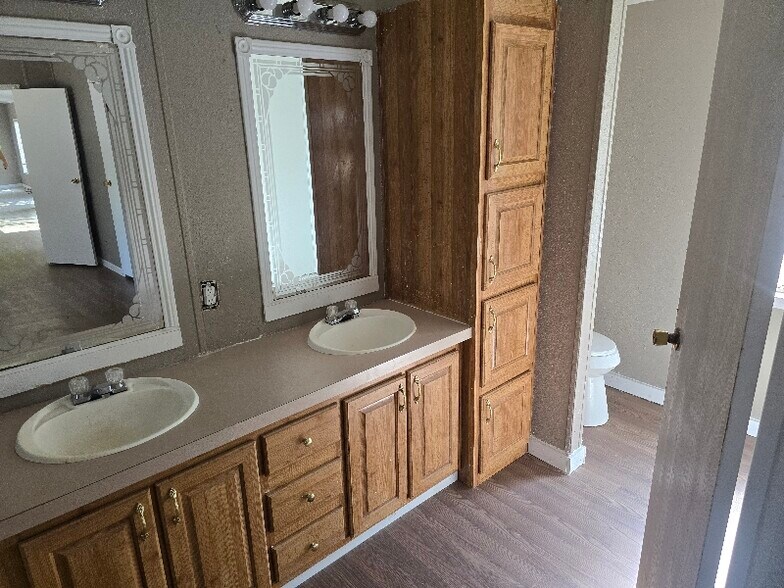 Building Photo - 612 Cherokee Ln