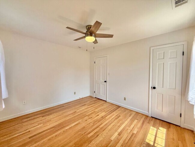 Building Photo - 5017 Sandlewood Dr